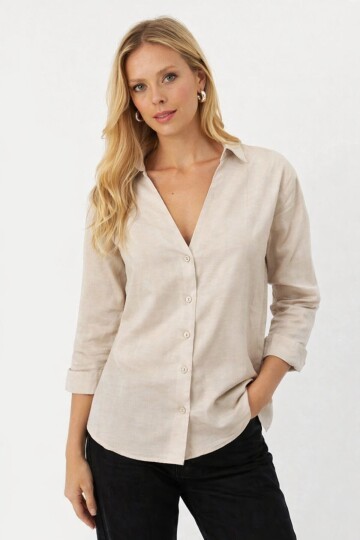 Bej V Yaka Düğmeli Kadın Gömlek – Rahat Kesim, Günlük & Şık Stil