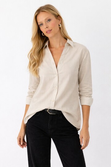 Bej V Yaka Düğmeli Kadın Gömlek – Rahat Kesim, Günlük & Şık Stil