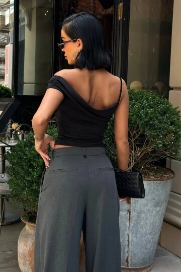 Asimetrik Kesim Siyah Esnek Crop Bluz