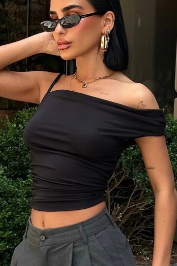 Asimetrik Kesim Siyah Esnek Crop Bluz