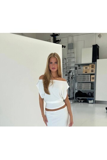 Beyaz Asimetrik Yaka Drapeli Crop Bluz