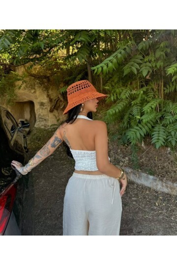 Beyaz Dantel Halter Yaka Dekolteli Kadın Bluz – Şık ve Feminen Yazlık Üst