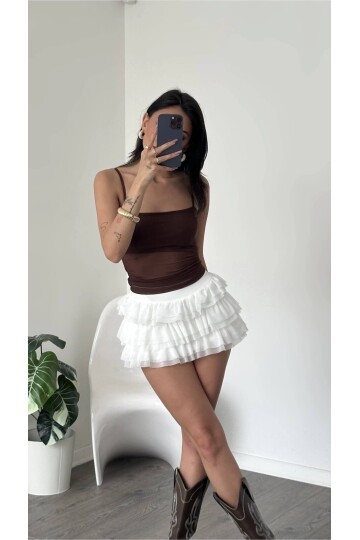Beyaz Kat Kat Volanlı Şort Etek – Yüksek Bel, Feminen Mini Tasarım