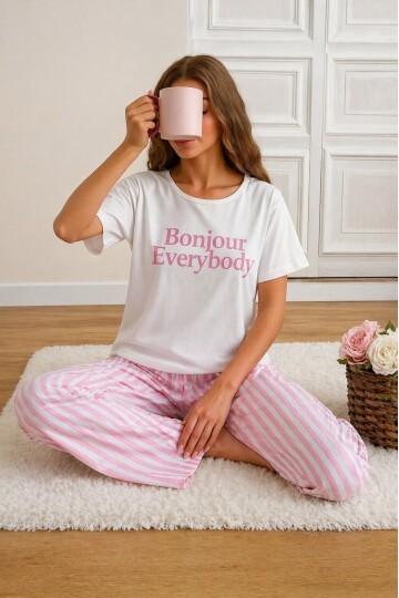 Bonjour Baskılı Kadın Uzun Pijama Takımı – Beyaz T-Shirt & Pembe Çizgili Alt
