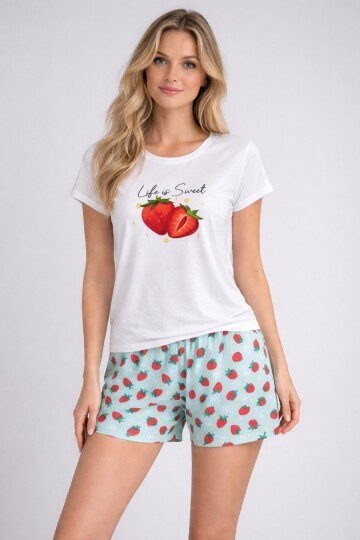 Çilek Baskılı Kadın Şortlu Pijama Takımı – “Life is Sweet” Baskılı Yazlık Rahat Ev Giyimi