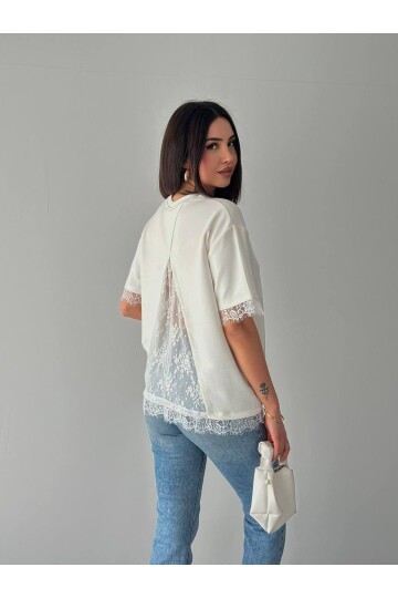Ekru Dantel Detaylı Oversize T-Shirt Bluz – Sırt Dekolteli Şık Kadın Bluz