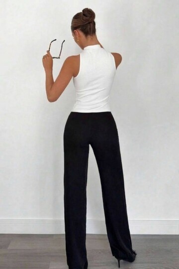 Ekru Halter Yaka Metal Detaylı Crop Bluz – Şık ve Vücuda Oturan Tasarım