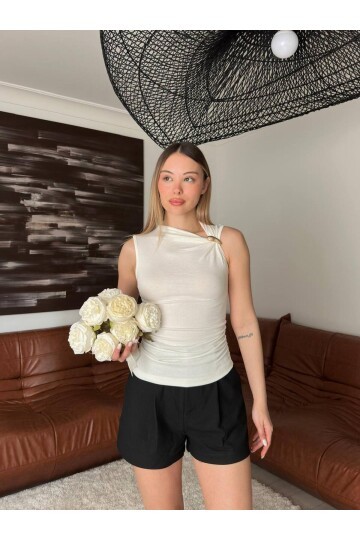 Gold Aksesuarlı Drapeli Ekru Bluz