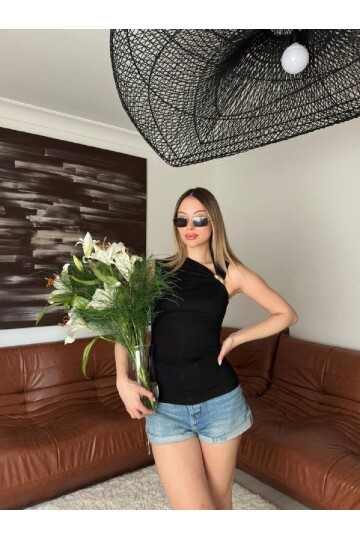 Gold Aksesuarlı Drapeli Siyah Bluz