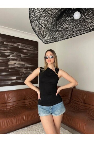 Gold Aksesuarlı Drapeli Siyah Bluz