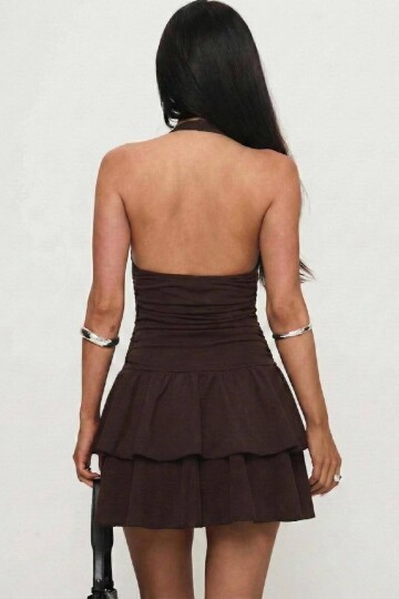 Kahverengi Scuba Kumaş Büzgü Detaylı Fırfırlı Mini Elbise – V Yaka Şık Gece Elbisesi