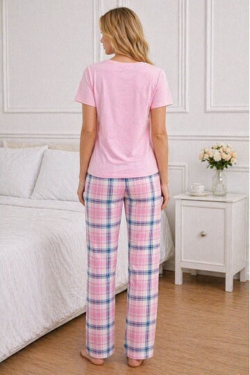 Kalp Baskılı Kadın Uzun Pijama Takımı – Pembe T-Shirt & Ekose Desenli Rahat Alt