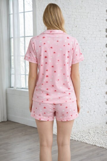 Kalp Desenli Düğmeli Şortlu Kadın Pijama Takımı – Yaka Detaylı Rahat Seri