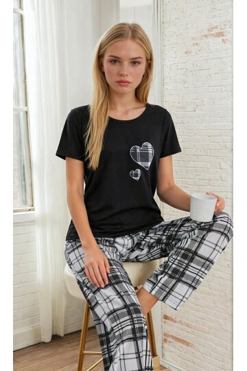 Kalp Detaylı Siyah T-Shirt & Ekose Desenli Kadın Uzun Pijama Takımı – Rahat Ev Giyimi