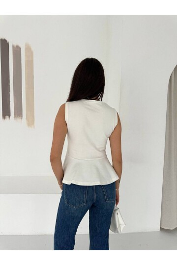 Kemer Detaylı Volanlı Beyaz Bluz – Şık ve Modern Kesim