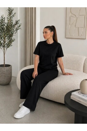 Minimal Siyah İkili Takım – Rahat Kesim Basic Tişört & Bol Paça Pantolon