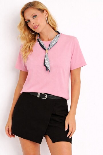 Pembe Fular Detaylı Basic T-Shirt