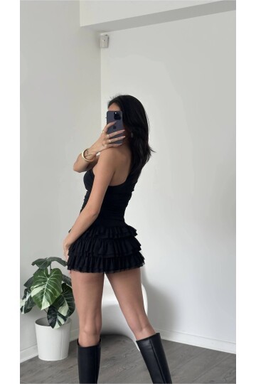 Siyah Kat Kat Volanlı Şort Etek – Yüksek Bel, Feminen Mini Tasarım