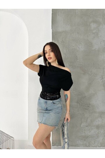 Siyah Tek Omuz Drapeli Dantel Detaylı Kadın Bluz