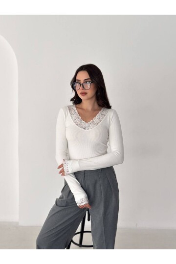 V Yaka Dantel Detay Beyaz Bluz