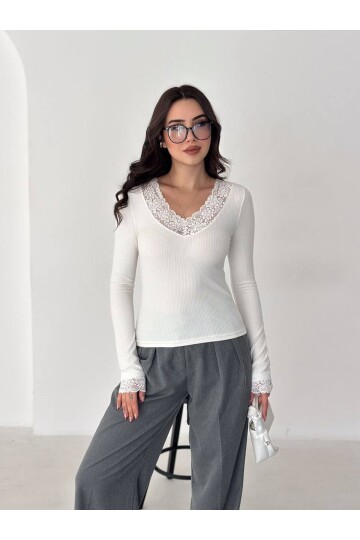 V Yaka Dantel Detay Beyaz Bluz