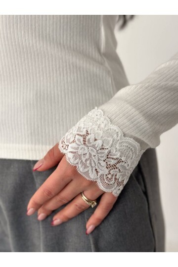 V Yaka Dantel Detay Beyaz Bluz